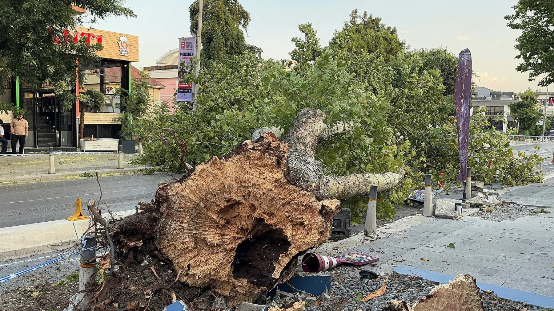 Meteoroloji uyarmıştı; İstanbul'da fırtına etkili olmaya başladı