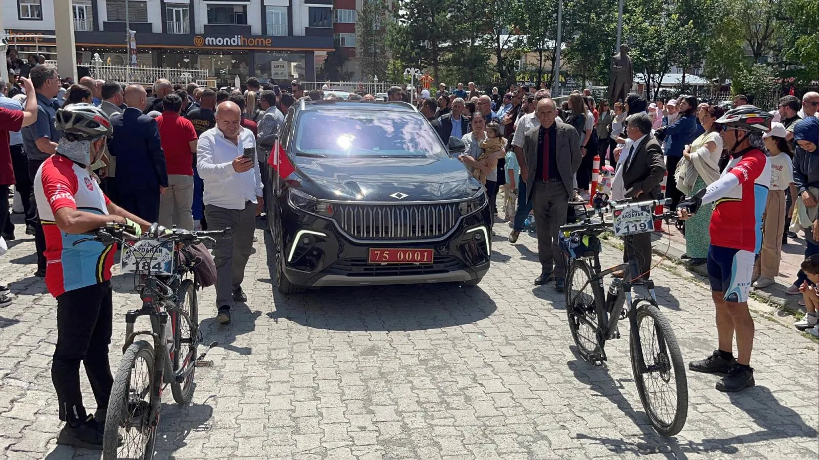 Tayt giydiği için hedef gösterilen Vali Çiçekli'yi bisikletli sporcular uğurladı: Elveda Ardahan...