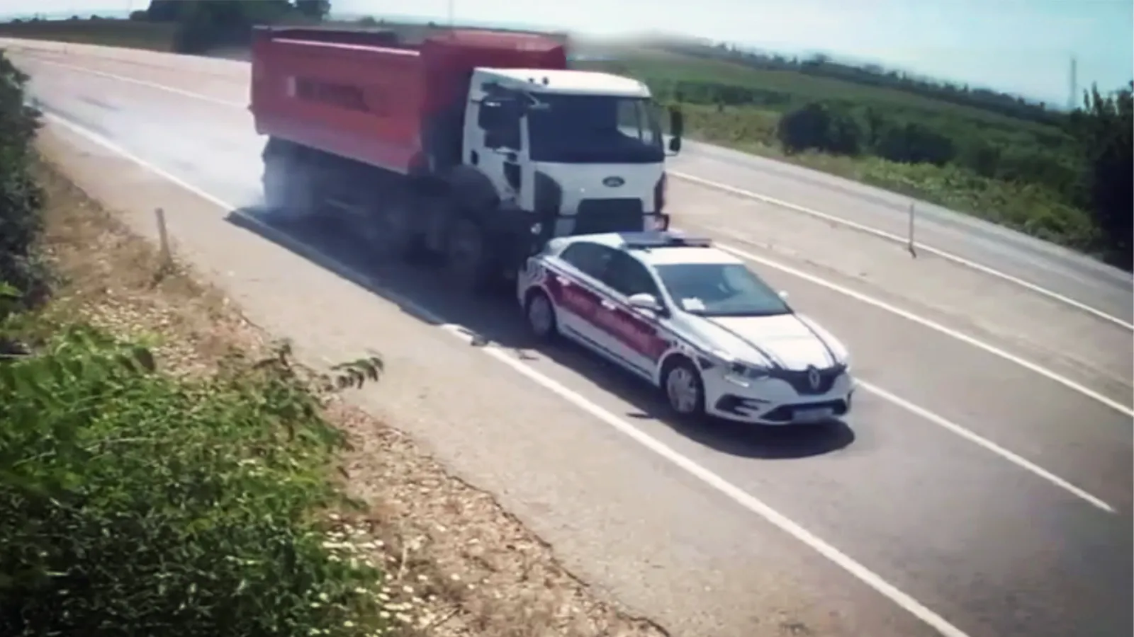 Kamyonun arkadan çarptığı jandarma trafik aracındaki 2 asker hafif yaralandı; kaza kamerada