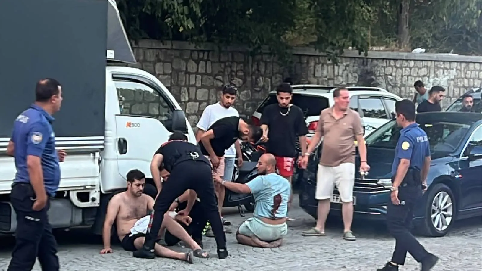 Kağıthane'de trafikte yol verme tartışmasında 4 kişiyi bıçakladı; polis havaya ateş açtı!