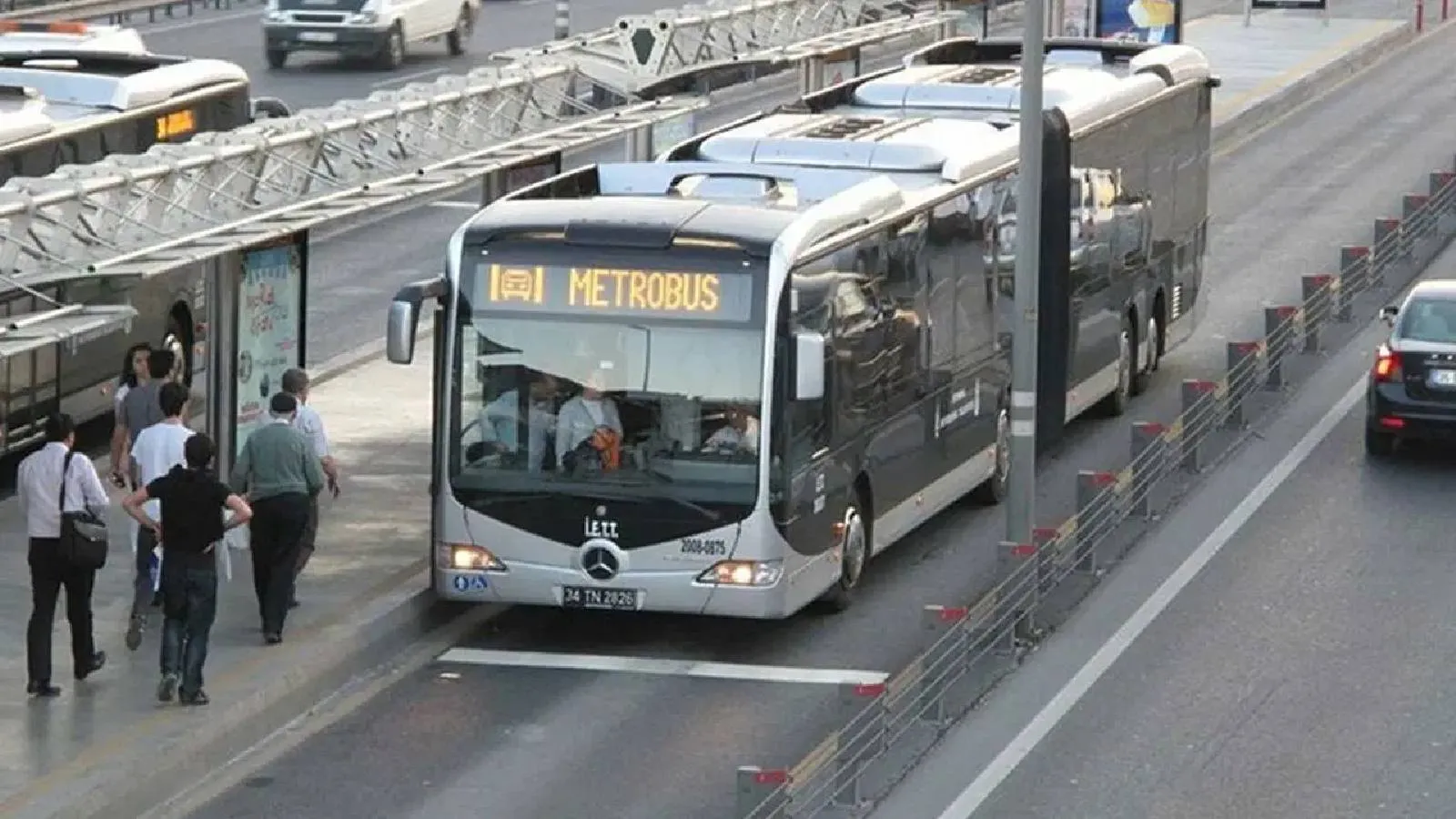 Metrobüse 15 Temmuz düzenlemesi: Bazı duraklar hizmet vermeyecek, Fatih Sultan Mehmet Köprüsü'nü kullanacak