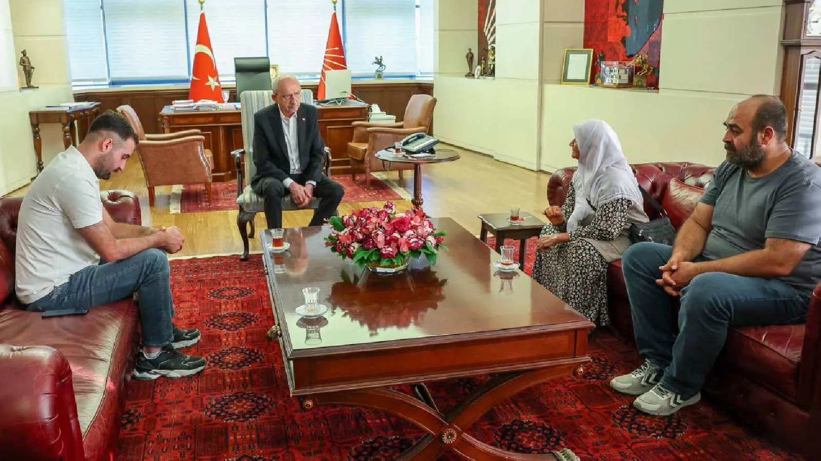 Narin Güran’ın ailesi Kılıçdaroğlu’nu ziyaret etti; adalet talebini anlattı