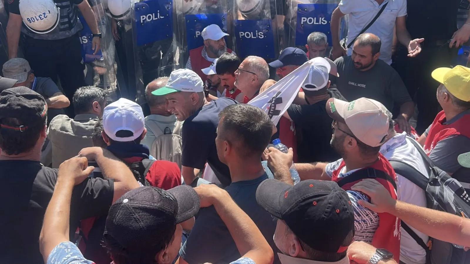 Ankara'ya yürüyen Yunus Emre Termik Santrali işçilerine polis müdahalesi; çok sayıda kişi gözaltında