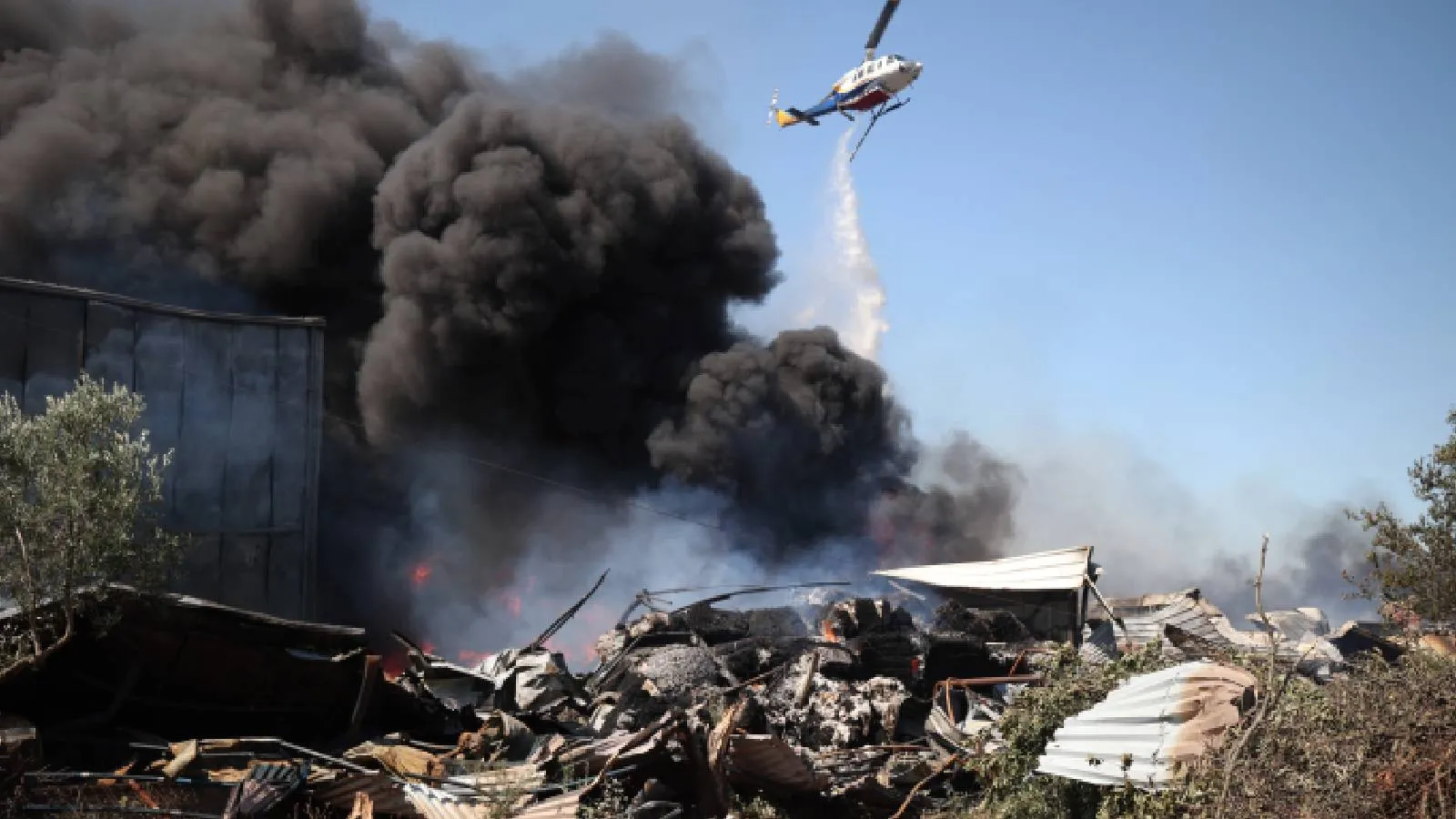 Yunanistan'da yangın sonrası "zehirli duman" uyarısı: Dışarı çıkmayın