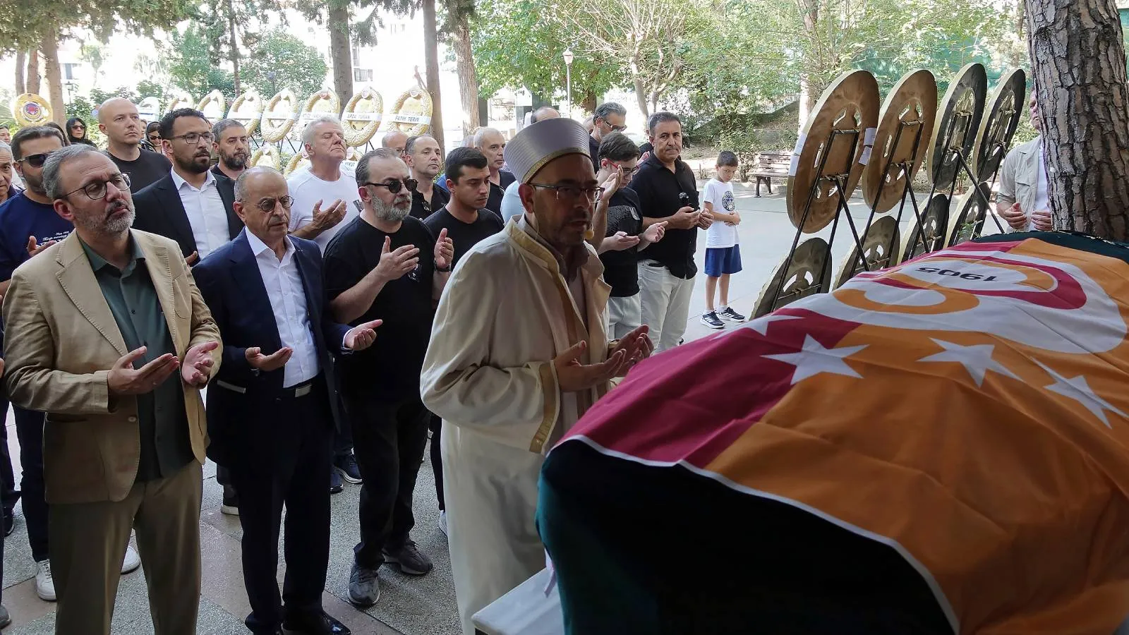 Gazeteci ve eski Galatasaray yöneticisi Aziz Üstel, son yolculuğuna uğurlandı