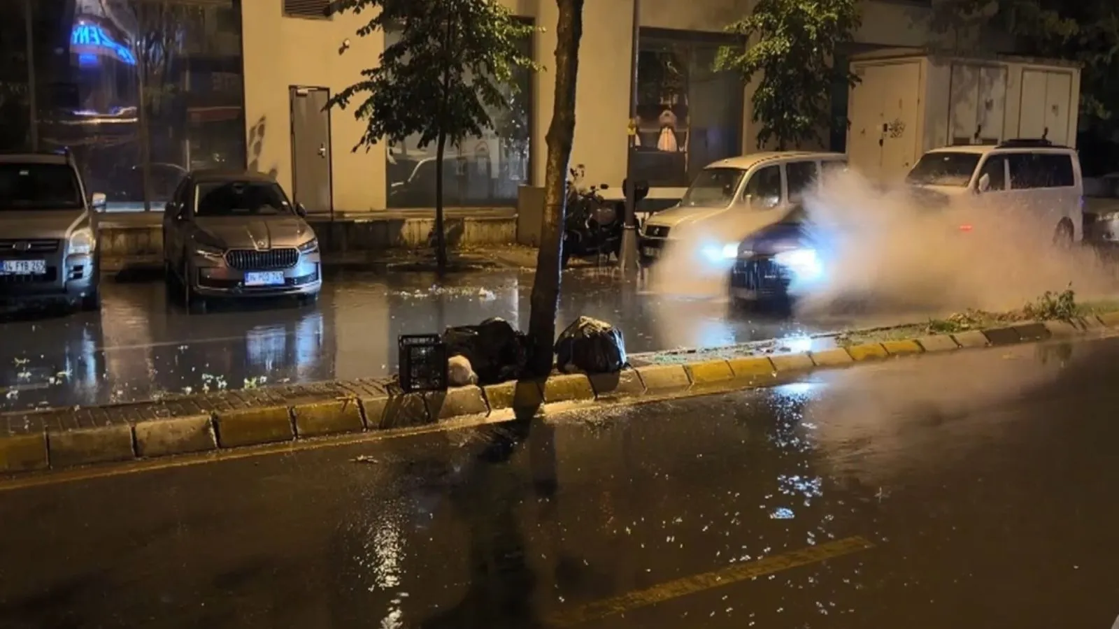 İstanbul'da sağanak etkisini gösterdi; yollar göle döndü, sürücüler zor anlar yaşadı