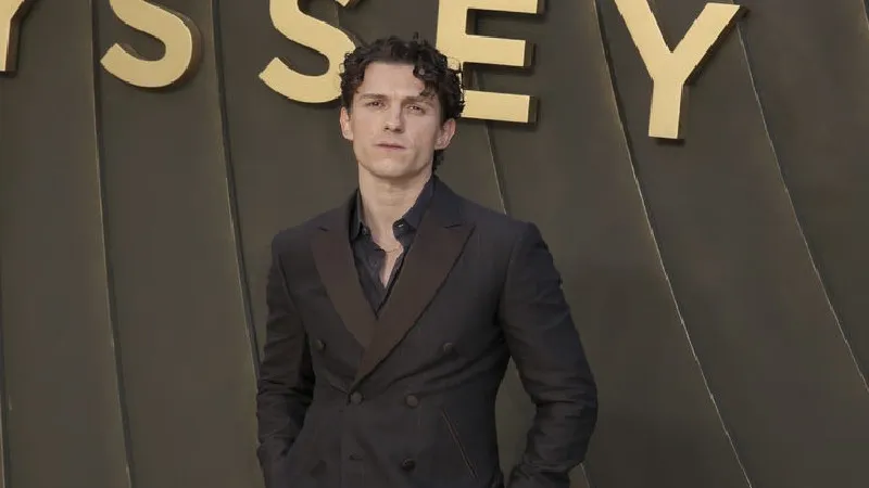 "Odyssey" filminin galasında Tom Holland'ın takım elbisesindeki ince dokunuş: Mors alfabesiyle gizlenmiş