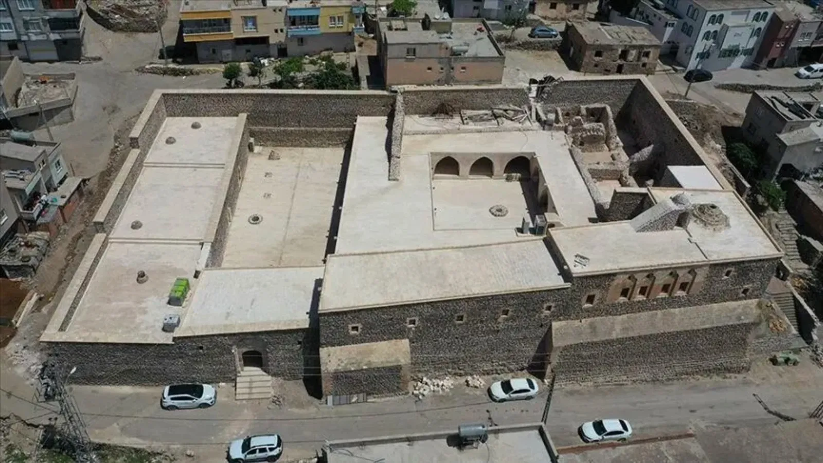 1600 yıllık Mor Kuryakos Kilisesi 50 yıl sonra yeniden ibadete açıldı; ayine yüzlerce Süryani katıldı