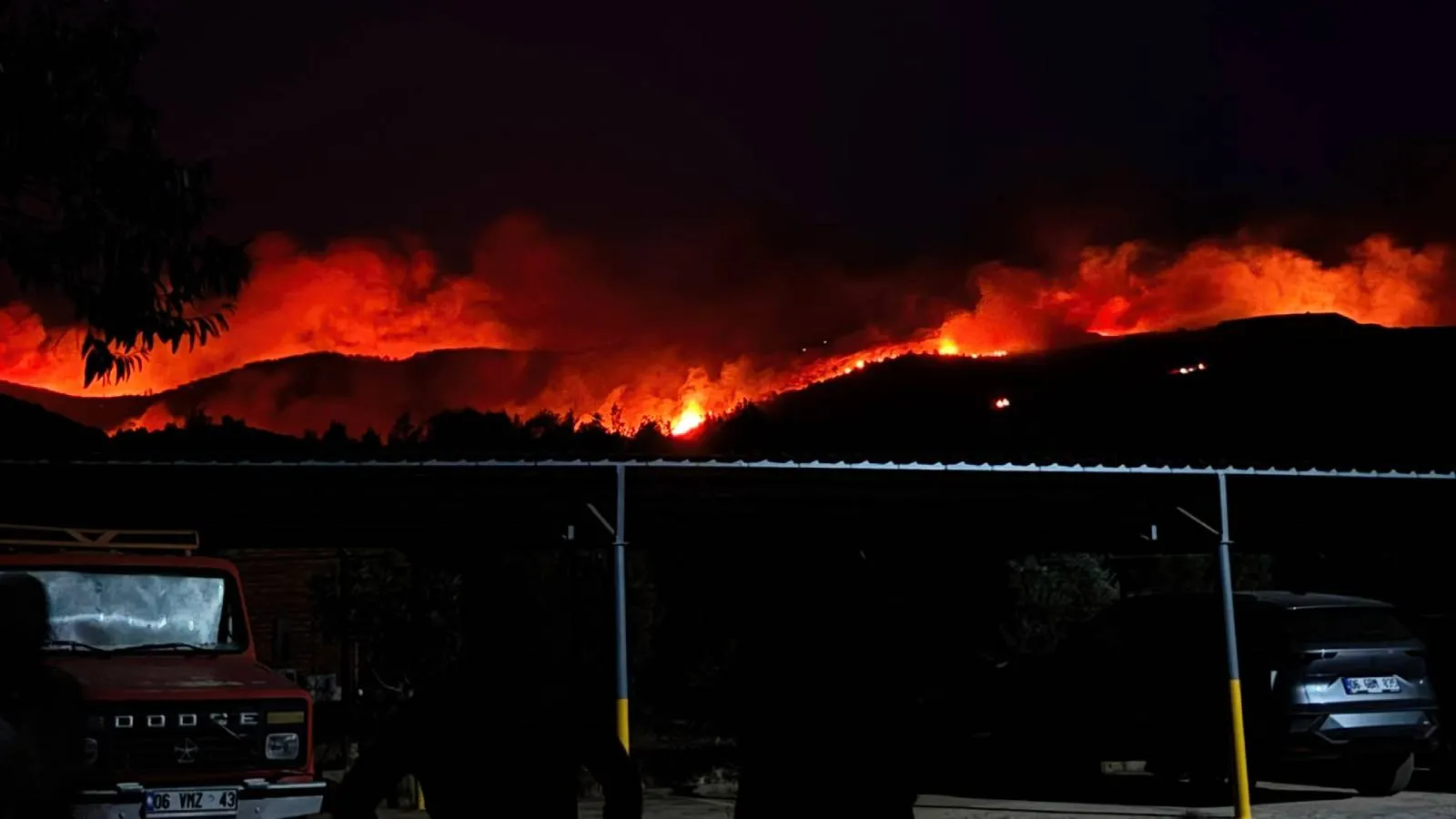 Milas'ta ormanlık alanda çıkan yangına karadan müdahale sürüyor: 1120 kişi tahliye edildi