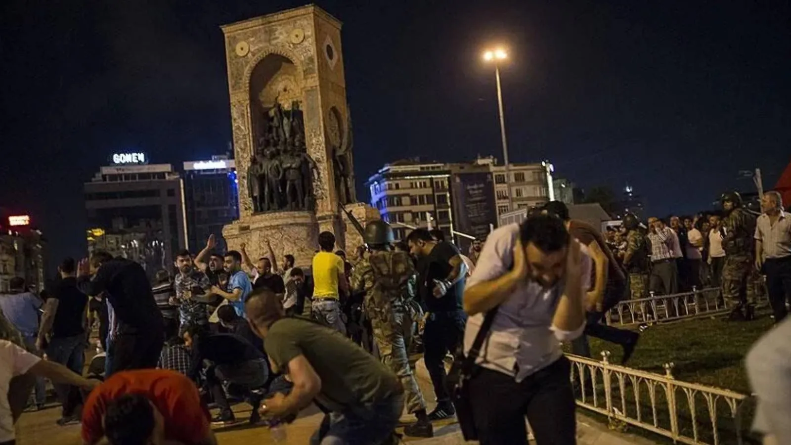 Dönemin Fransa Başkonsolosu, 15 Temmuz gecesi Taksim'deki tanıklığını anlattı: Darbe girişimi hâlâ yanlış anlaşılıyor, rejimin kurgusu değildi