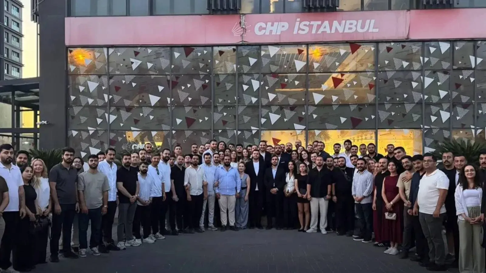 CHP'de kopuş sürüyor: İstanbul Gençlik Kolları'nın yönetimi Yeni Parti'ye katıldı