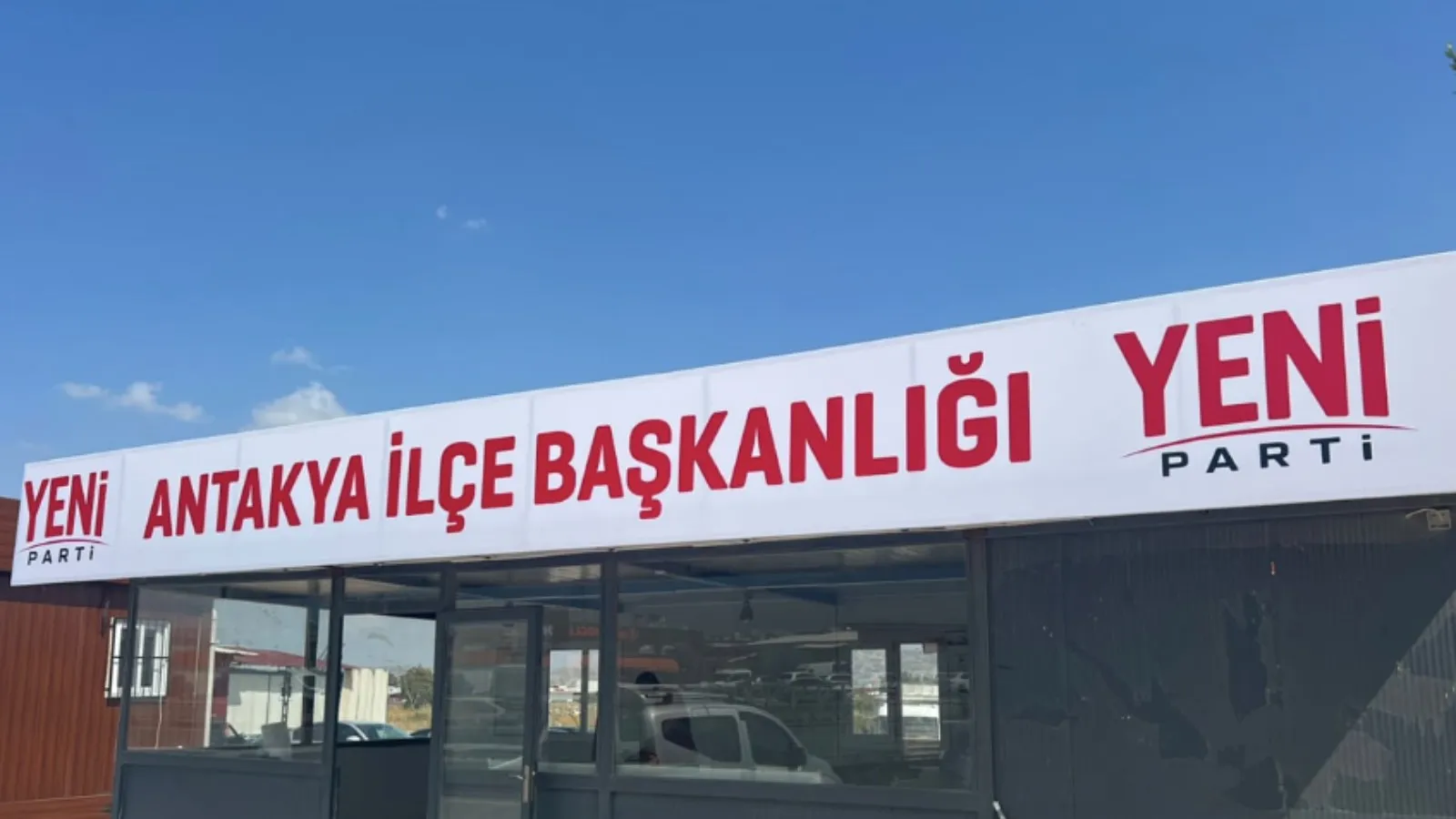 Yeni Parti'nin ilk tabelası asıldı: Hatay Antakya'da konteynerdan ilçe başkanlığı