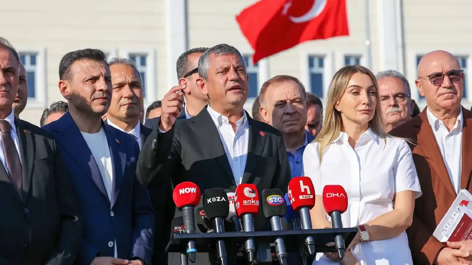 Özgür Özel: Danıştay katili 76 saat savunma yaptı, Erdoğan yargısının Ekrem İmamoğlu'na verdiği süre 6 saat