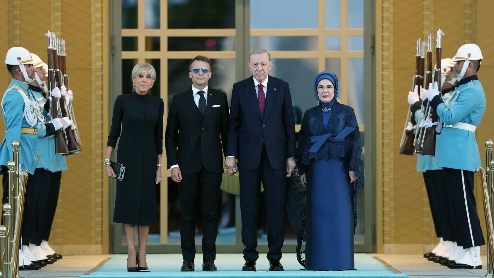 Külliye'de sıcak karşılama; Macron'un Emine Erdoğan'a 'Fransız jesti' gündem oldu