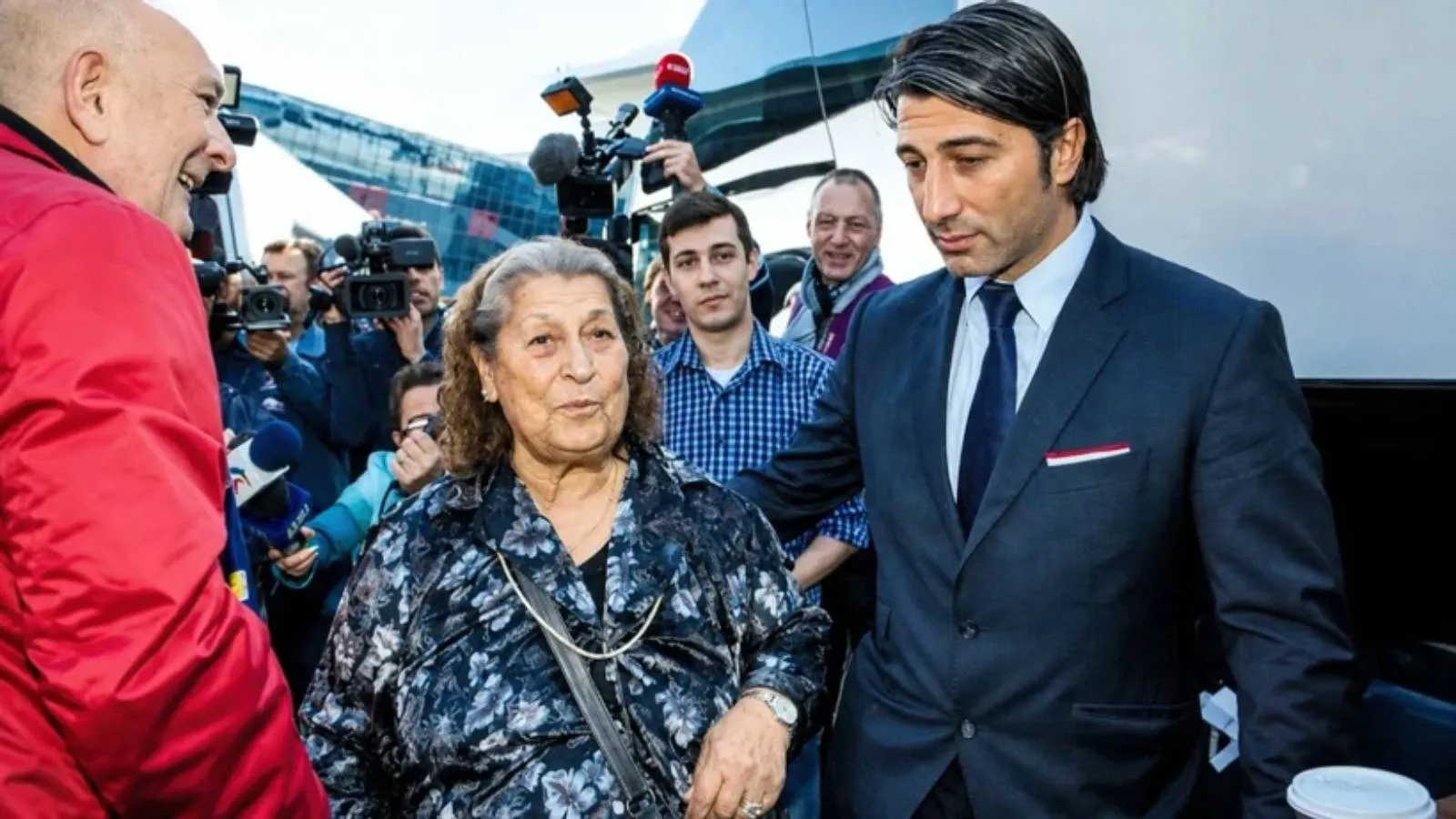 İsviçre'yi 72 yılın ardından çeyrek finale taşıyan Murat Yakın'ın arkasındaki kahraman: Emine Yakın