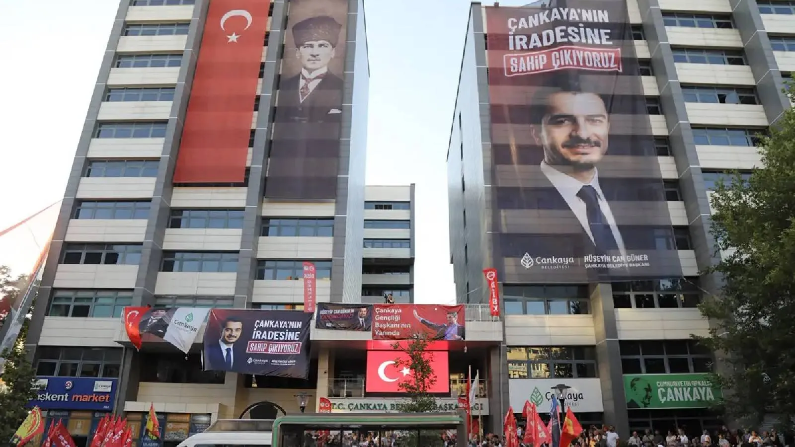 CHP'den Çankaya Belediyesi önünde protesto: Hüseyin Can Güner'in tek suçu 'Yürünecekse yol Özgür Özel'le yürünür' demesidir