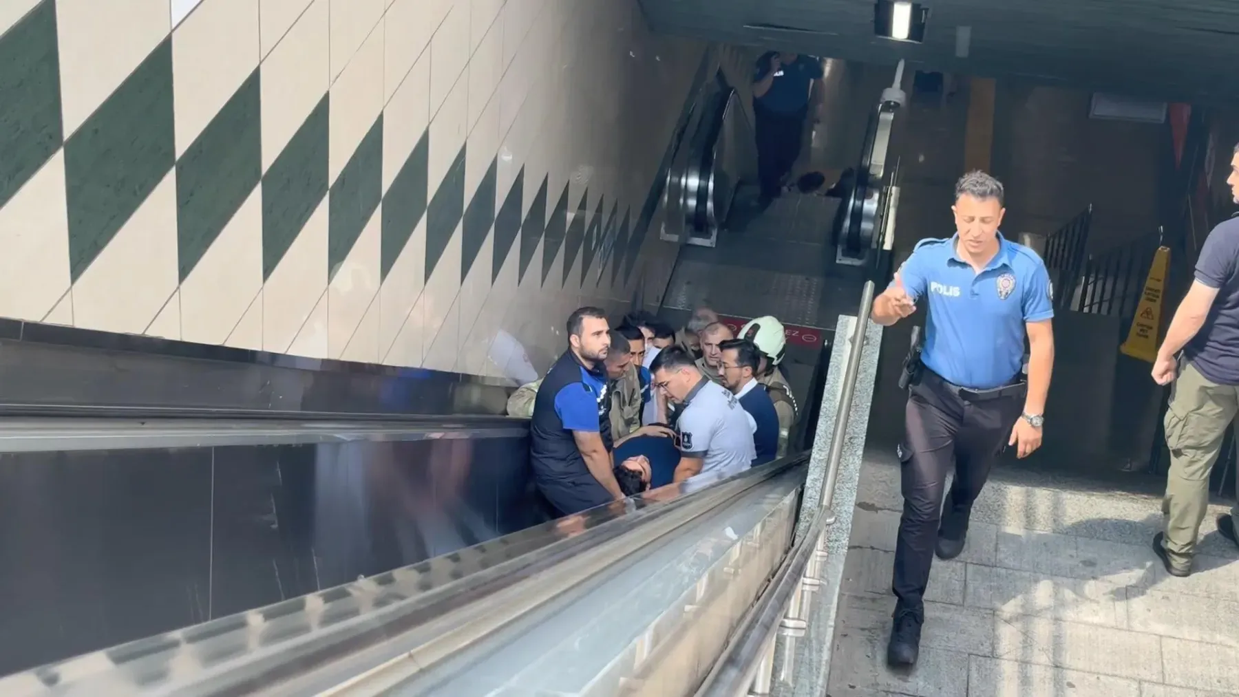 İstanbul'da faciadan dönüldü: Görme engelli kişi metro raylarına düştü!