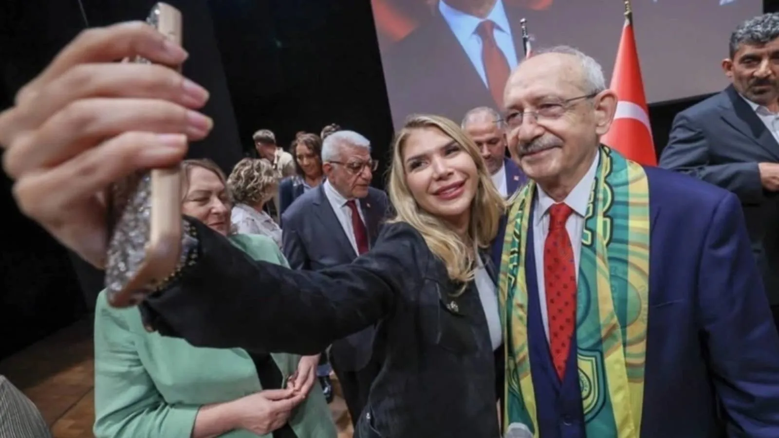 CHP'nin üye katılım töreninde dikkat çeken kare: İBB davasında tutuklu yargılanan Fatih Keleş’in sevgilisi olduğunu beyan eden isim, Kılıçdaroğlu'yla fotoğraf çekti
