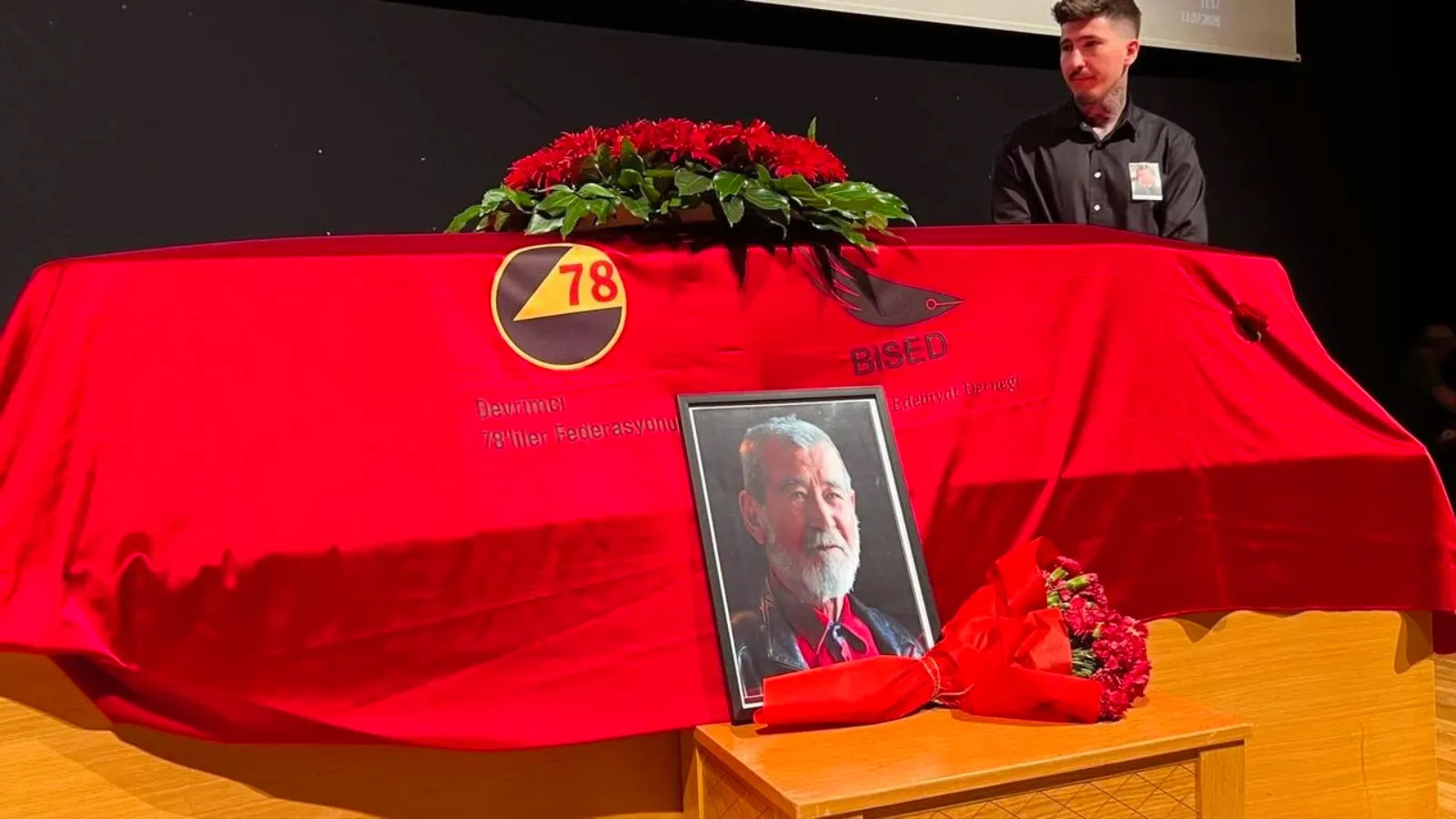 Şair Ahmet Telli'ye son veda: Cenazesi alkışlarla karşılandı, Enternasyonal Marşı ile son yolculuğuna uğurlandı