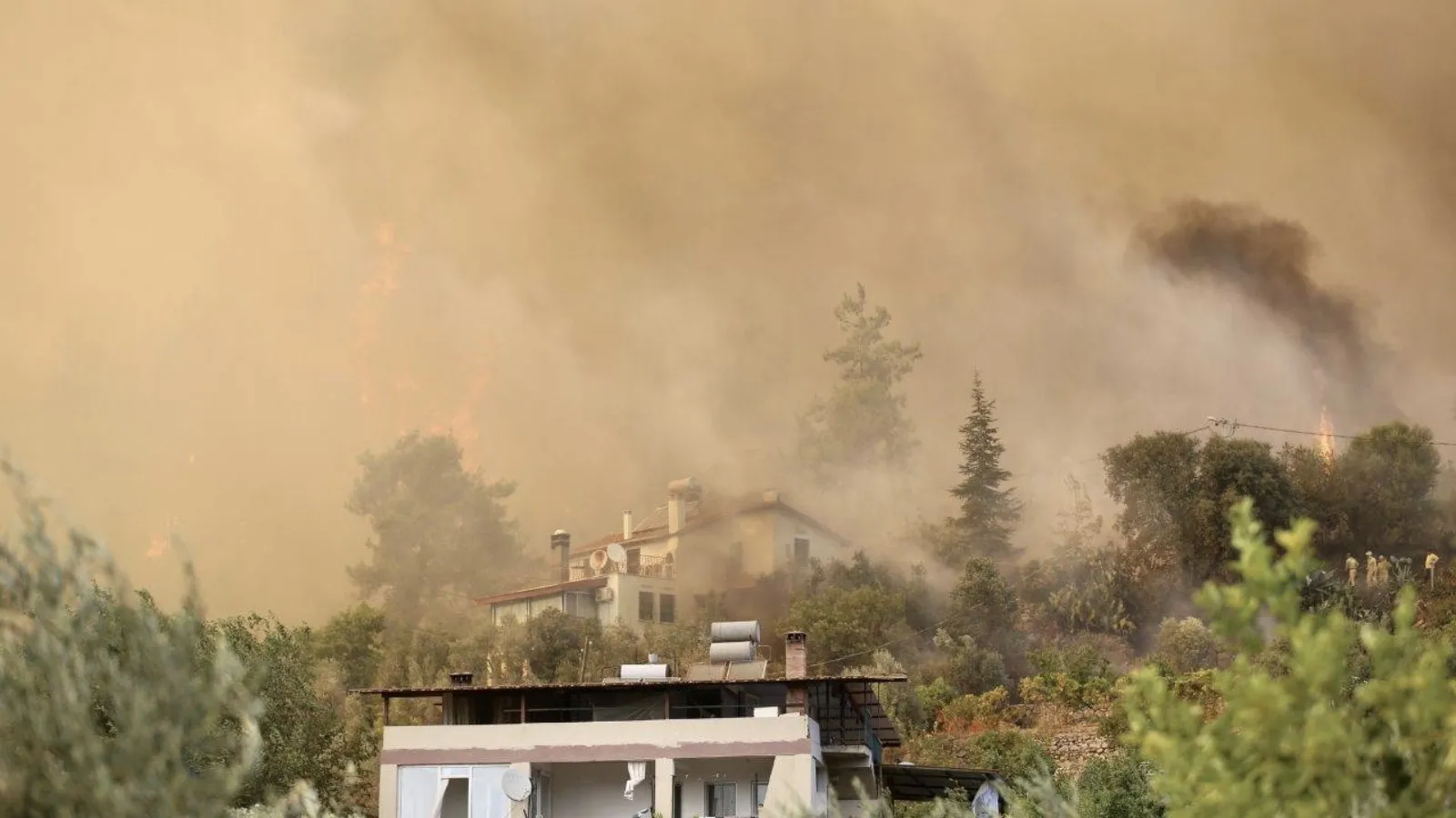 Fethiye'de orman yangını kontrol altına alındı: Büyük hasar yok, tahliye edilen mahalle sakinleri evlerine döndü