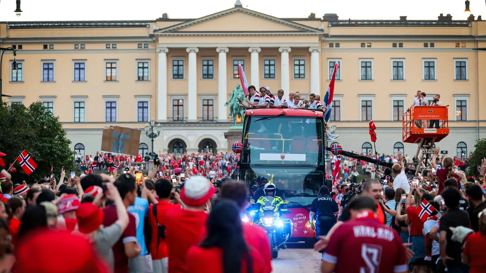 Oslo’da binlerce kişi milli takım için sokaklara döküldü: Prens davul çaldı, şehir "Norveç küreği" çekti