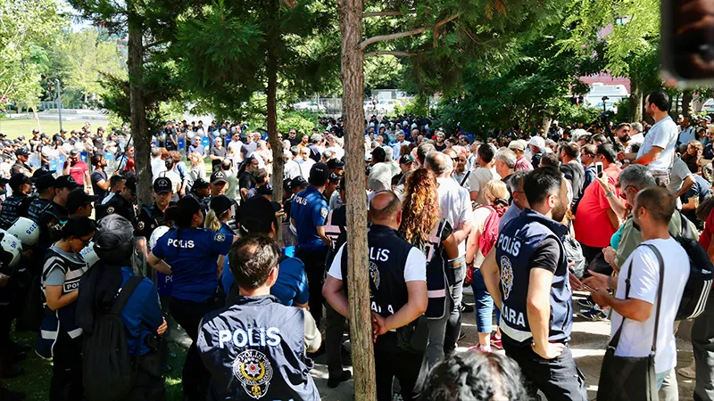 KESK'lilerin, KHK kararıyla ihraç edilen üyeleri için başlattığı "Adalet nöbeti"ne polis müdahalesi
