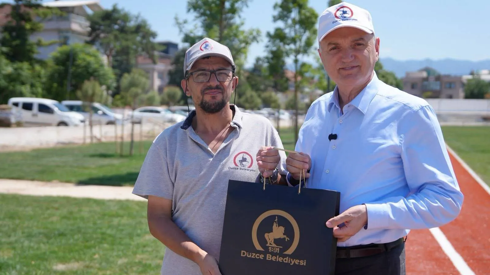 Düzce'de 3,5 milyon TL değerinde altın dolu çanta bulup polise teslim eden temizlik işçisine bir maaş ikramiye