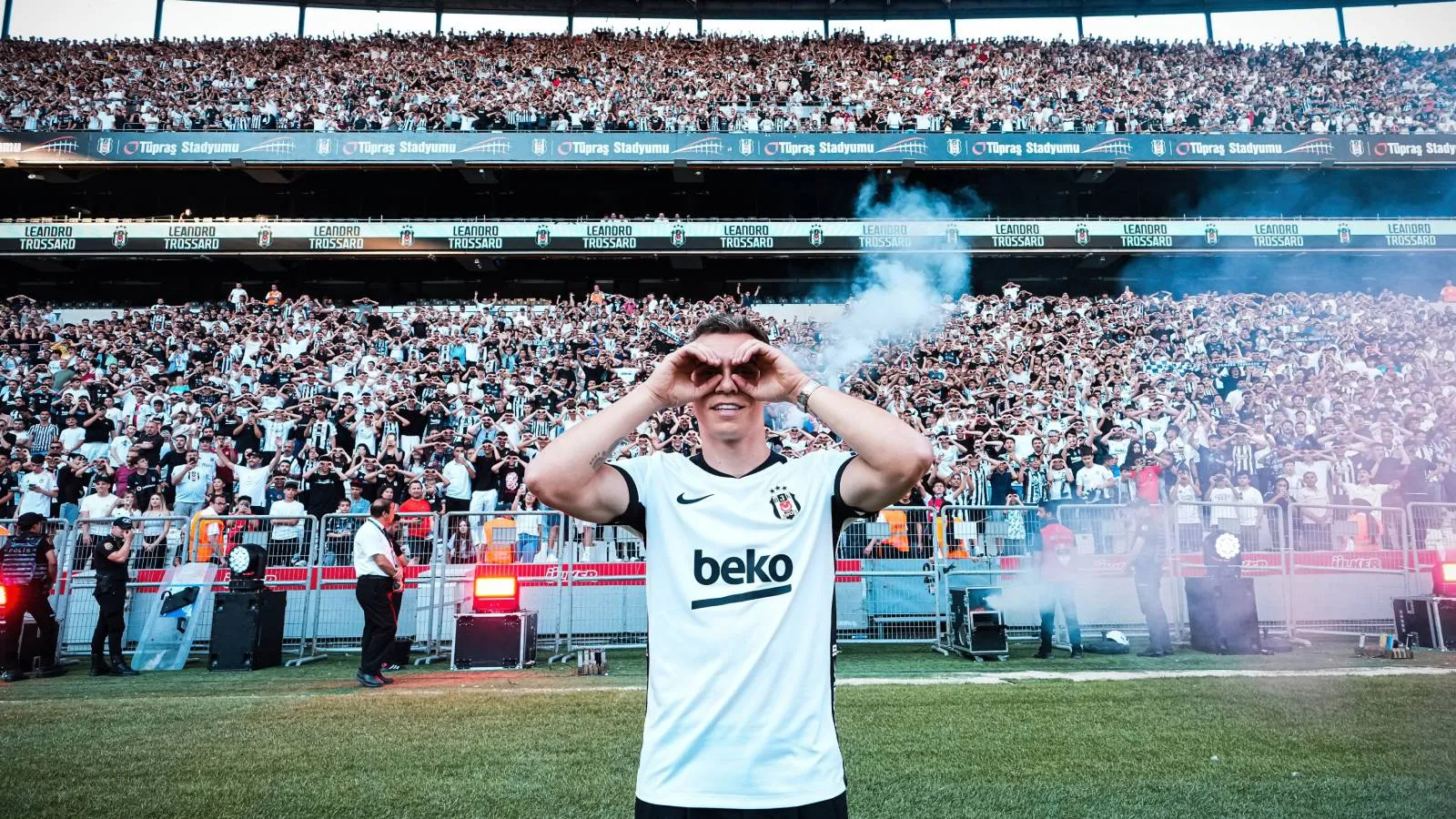 Leandro Trossard, 20 bin taraftar önünde Beşiktaş'a imzayı attı