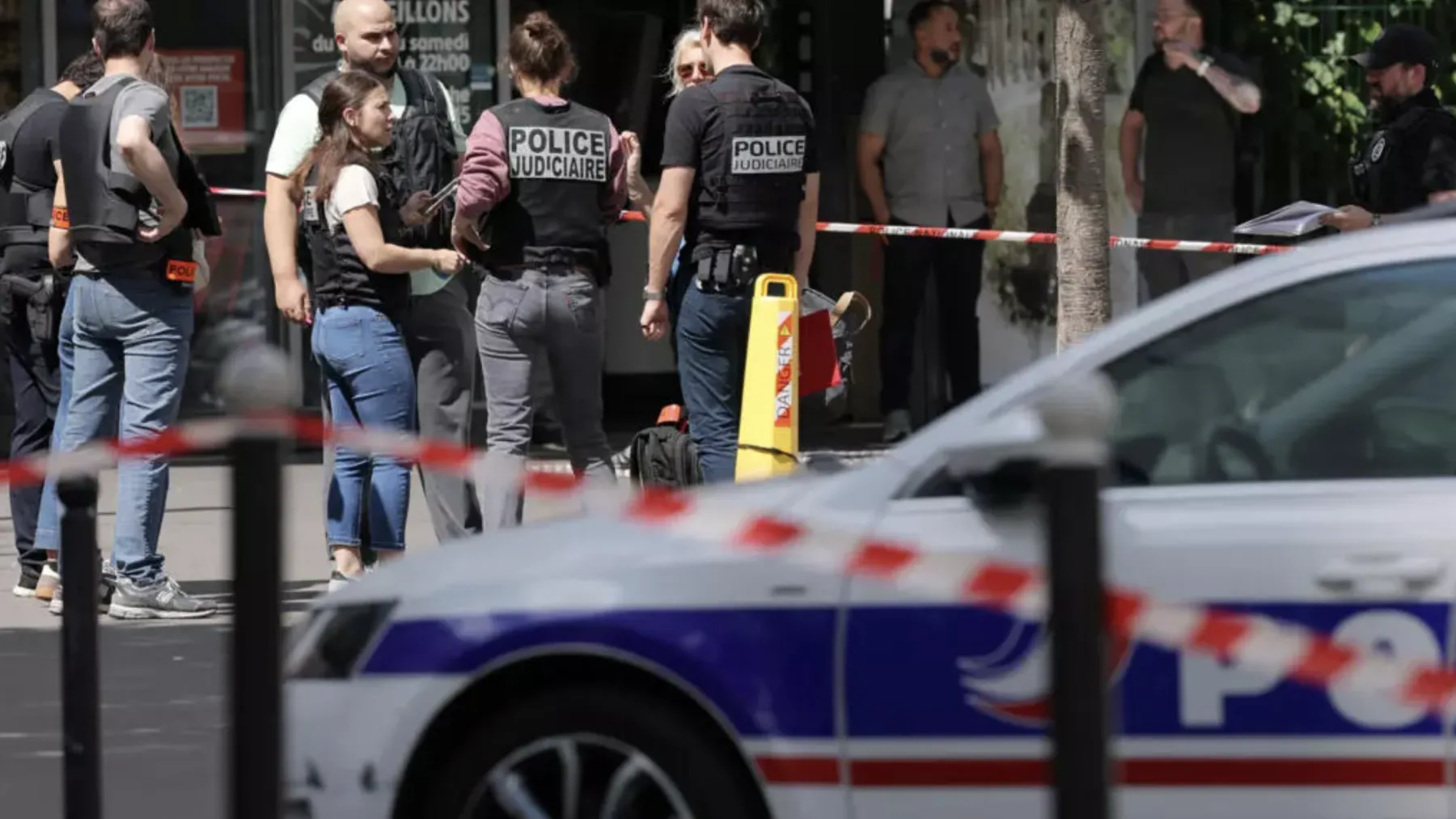 Paris’te bıçaklı saldırı: Üç kadın hastaneye kaldırıldı