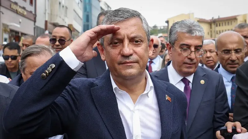 Tarihe geçen kareler: Yeni Parti'yi kuran Özgür Özel, Atatürk'ten 106 yıl sonra Hacı Bayram'da namaz kılıp Birinci Meclis kürsüsüne geçti