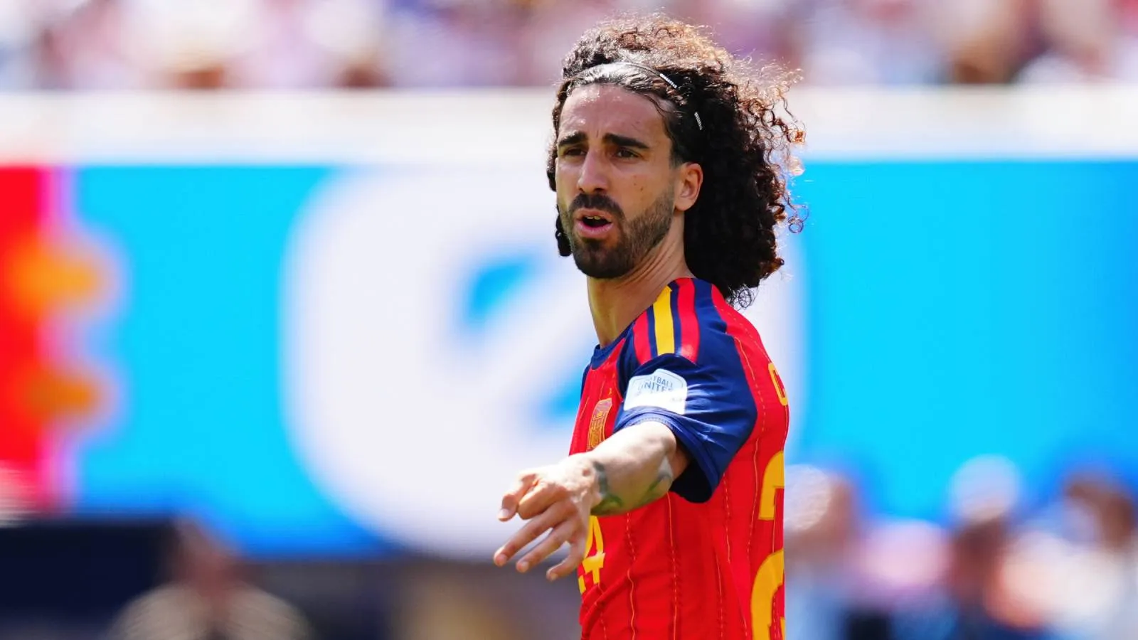 Cucurella, saçlarını otizmli oğlunun kendisini kolay tanıması için uzattığını açıkladı