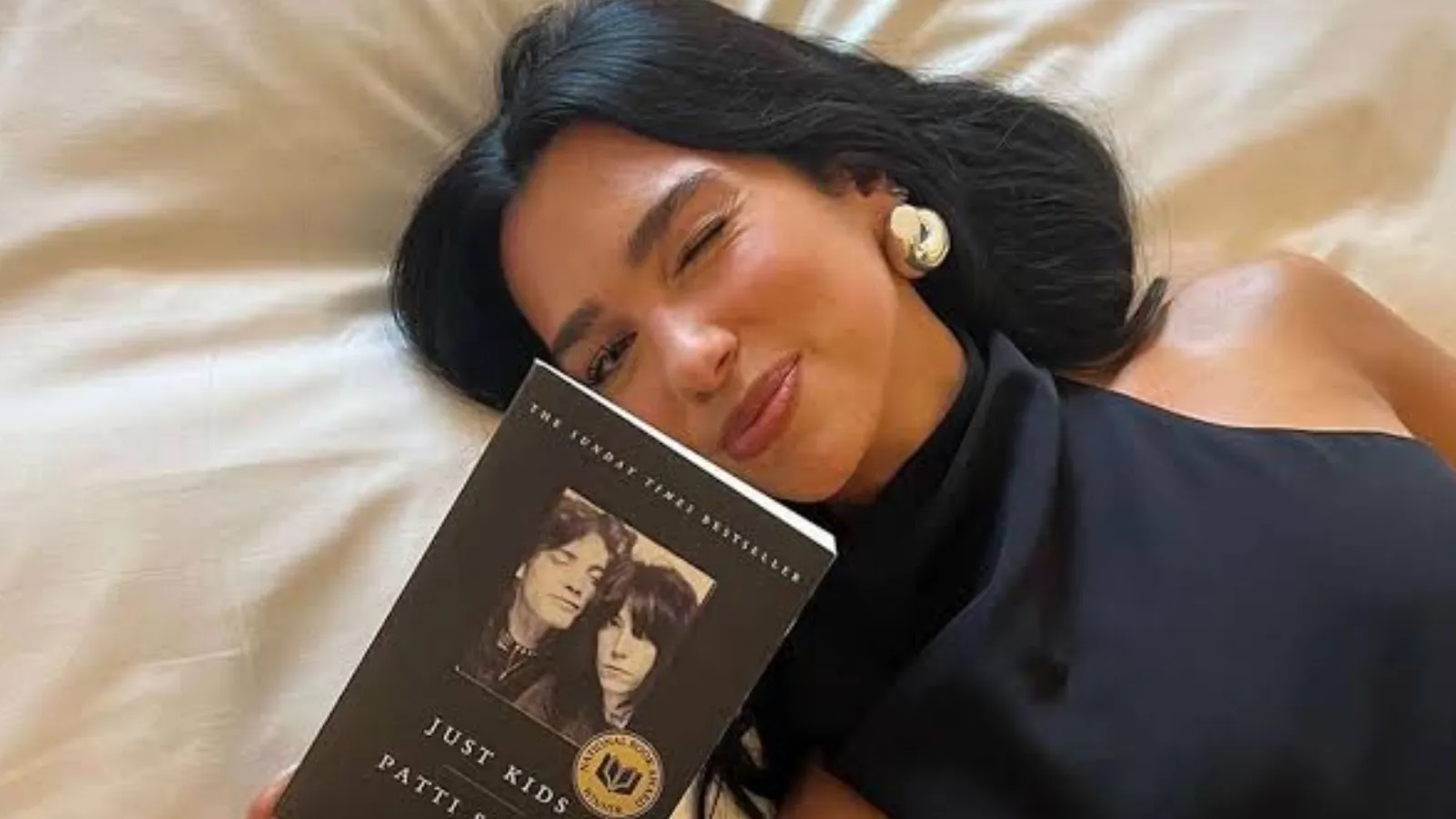 Dua Lipa yasaklanmış ve sansürlenmiş kitaplardan oluşan bir kütüphane açtı