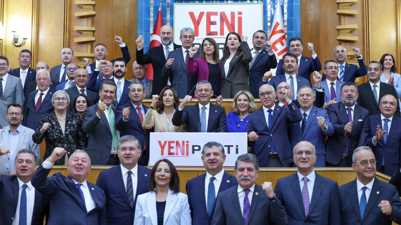 Yeni Parti TBMM Grup Yönetimi belirlendi; Özel ilk kapalı toplantıda uyardı: CHP'nin iç polemiklerinden espriler düzeyinde dahi uzak durun