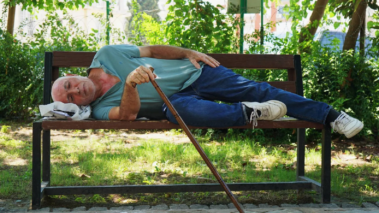Parkta, otogarda ve hastane bahçesinde kalan emekli: Tek isteğim huzurevine yerleşmek