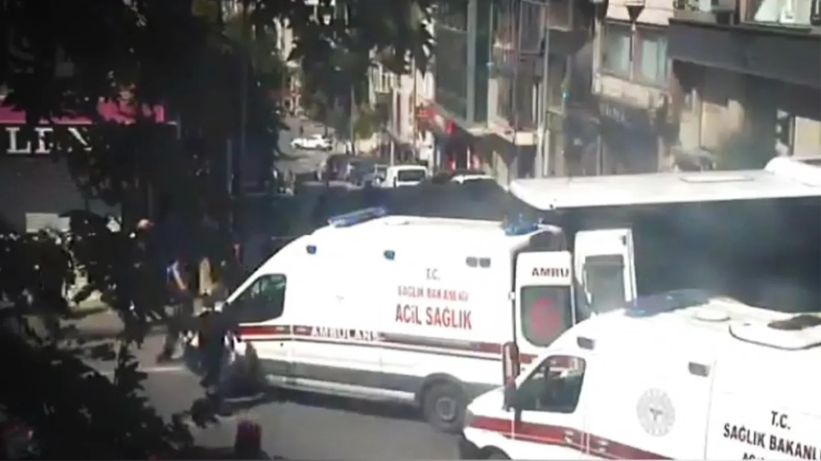 Fatih'te İETT otobüsü ambulansa çarptı