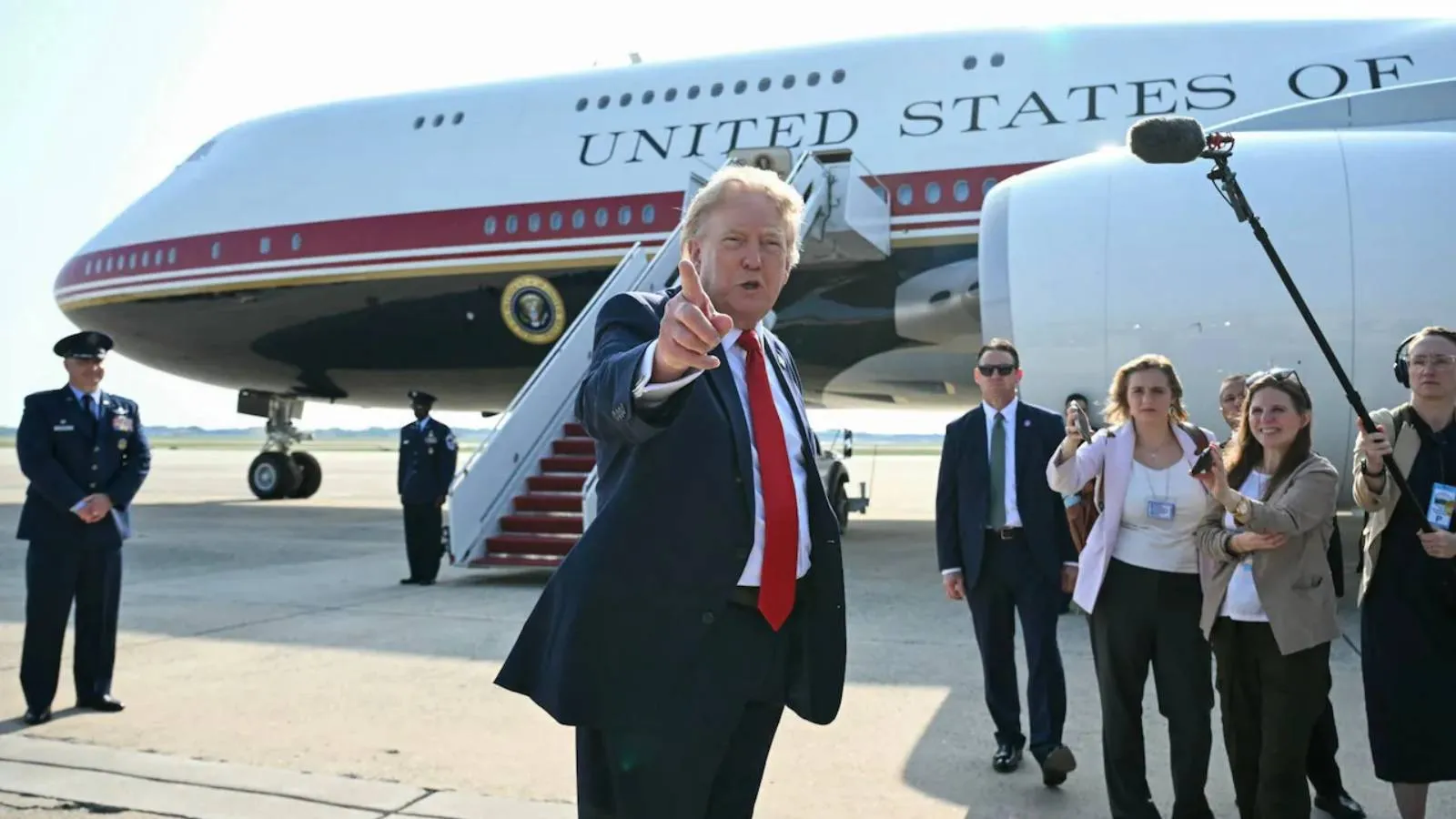 Trump, Katar'ın hediye ettiği 400 milyon dolarlık Air Force One uçağını ilk kez kullandı: Ülke bununla gurur duymalı!