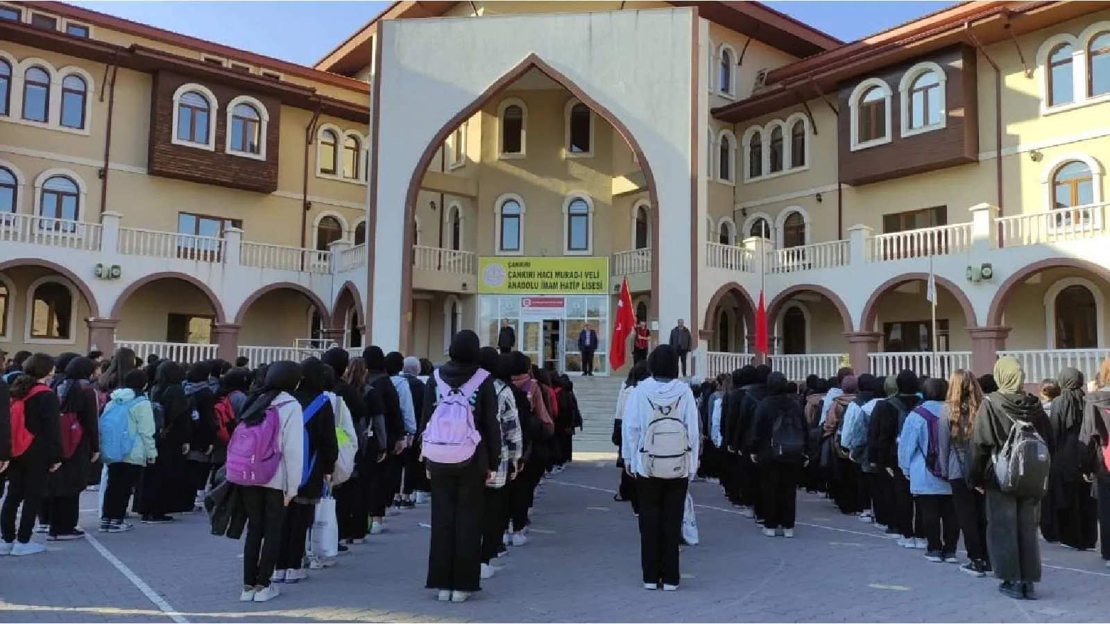 İmam hatip lisesi afişinde kız öğrenciler sansürlendi