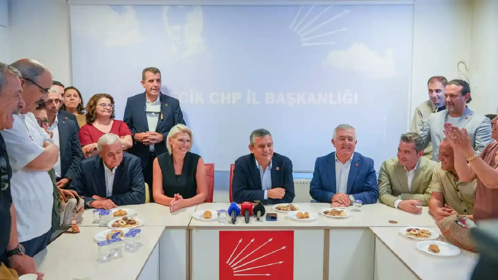 Özgür Özel: Çağrı heyeti başkanlığına Murat Karayalçın'ı öneriyoruz, 40 gün içinde partimizi kongreye götürecek