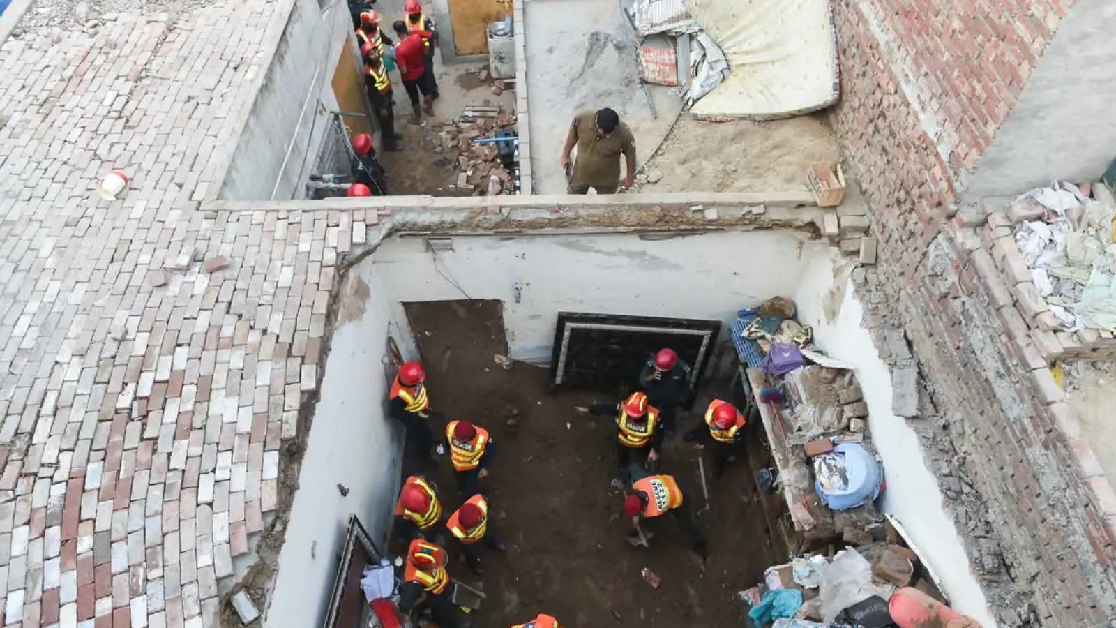 Pakistan'da dershanenin çatısı çöktü: 14 çocuk hayatını kaybetti!