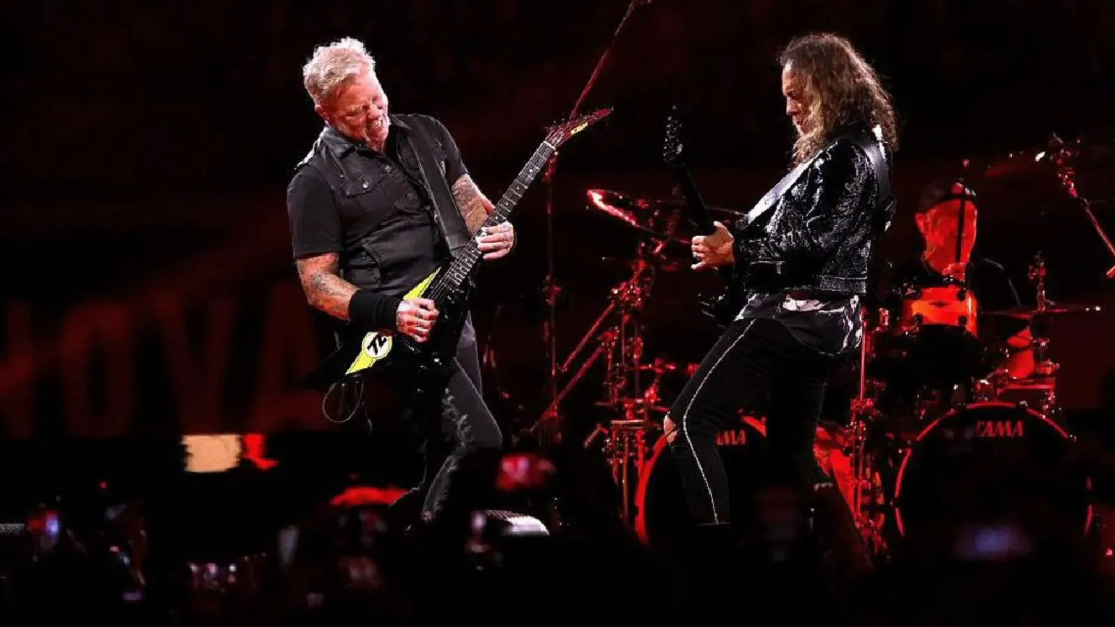 Metallica 1000 öğrenciye yardım edecek