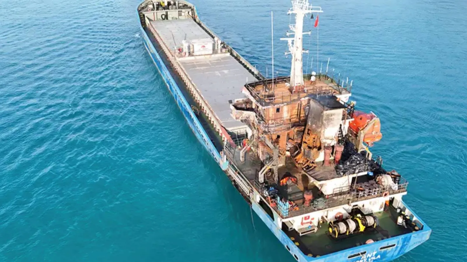 Karadeniz’de saldırıya uğrayan Türk bayraklı gemide yaralanan 2 kişi Samsun’a getirildi