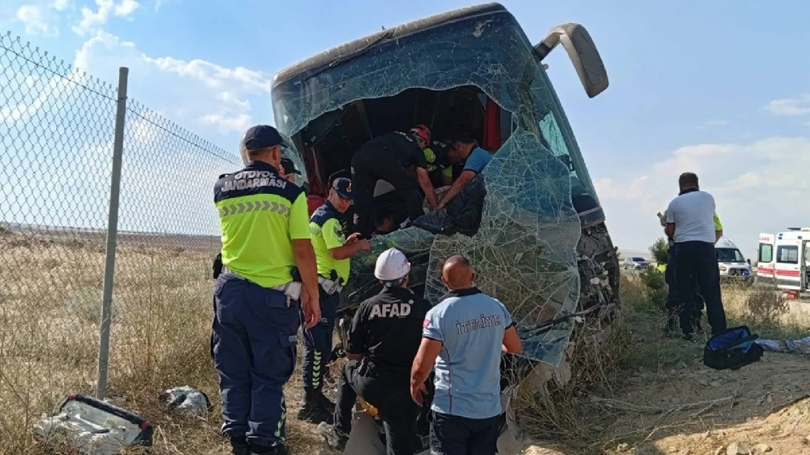 Niğde otoyolunda trafik kazası: Otobüs yoldan çıktı, 44 kişi yaralandı