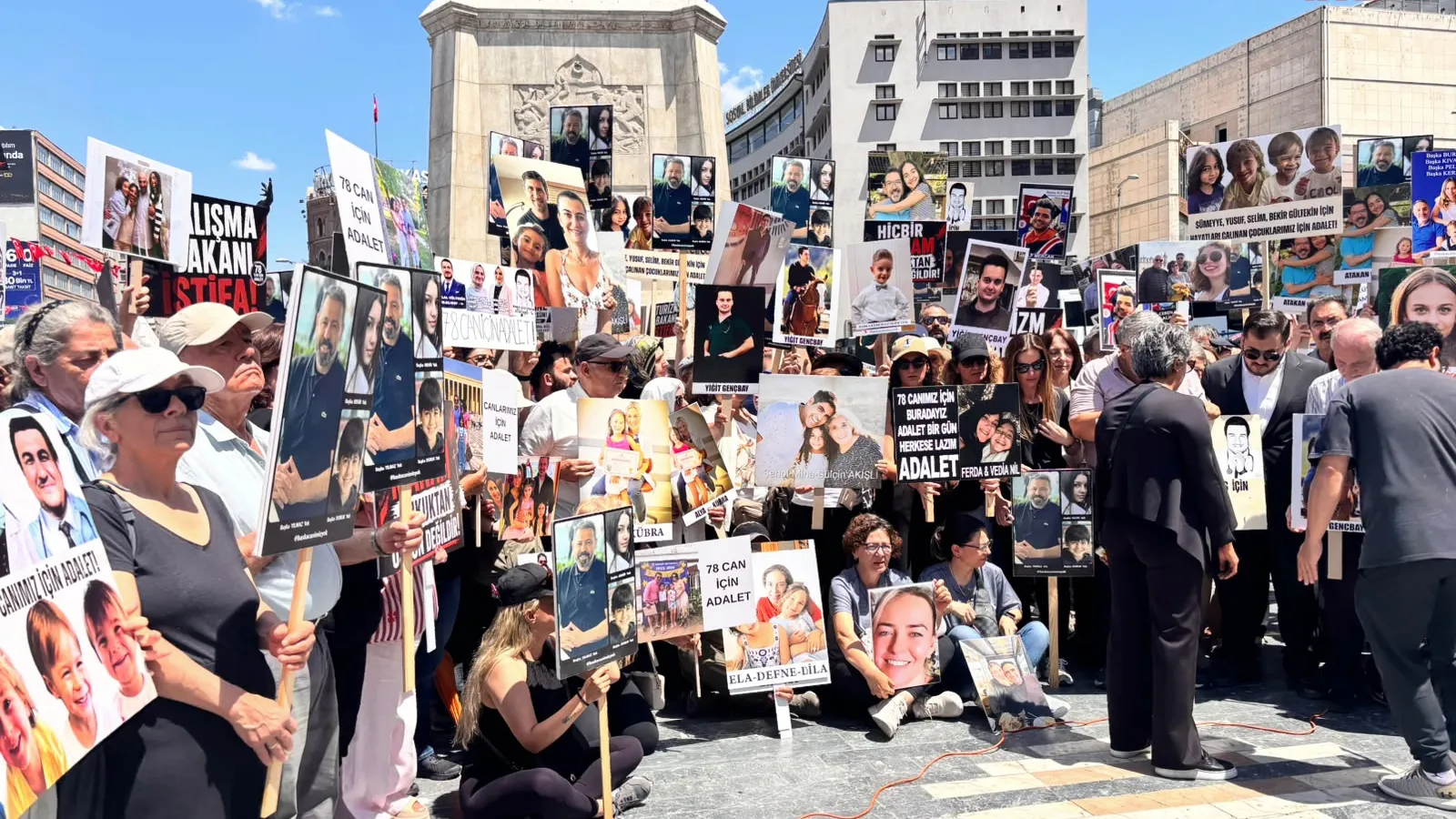 '78 Can İçin Adalet Yürüyüşü' Ulus Atatürk Heykeli önünde sona erdi: "Turizm Bakanı istifa", "Hiçbir makam hukuktan üstün değildir" dövizleri açıldı