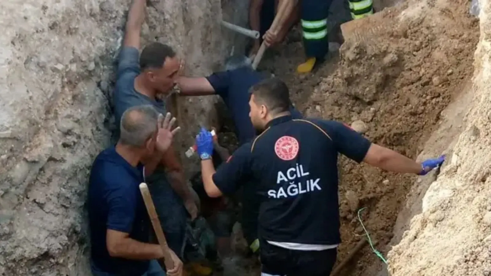 Kanalizasyon kazısında toprak kaydı; göçük altında kalan işçiyi itfaiye kurtardı
