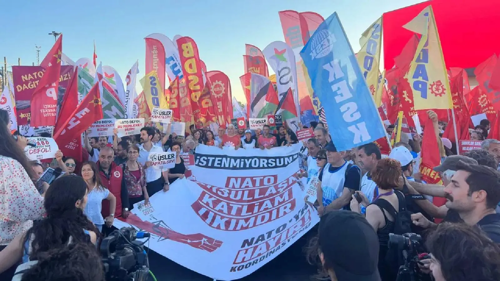 Kadıköy'de NATO protestosu: Emperyalizmin 'kurşun askeri' olmak için milyarlarca lira harcayan iktidara net yanıtımız var; istenmiyorsunuz
