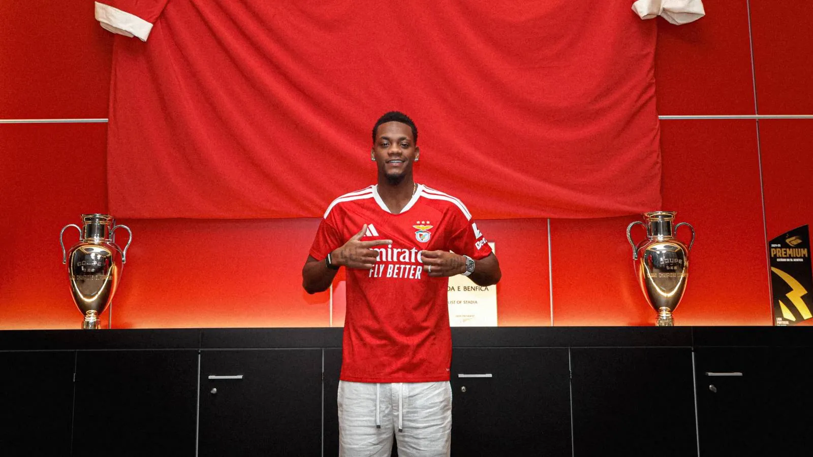 Galatasaray'ın gündemindeydi: Eski Fenerbahçeli Jhon Duran, Benfica'ya imzayı attı