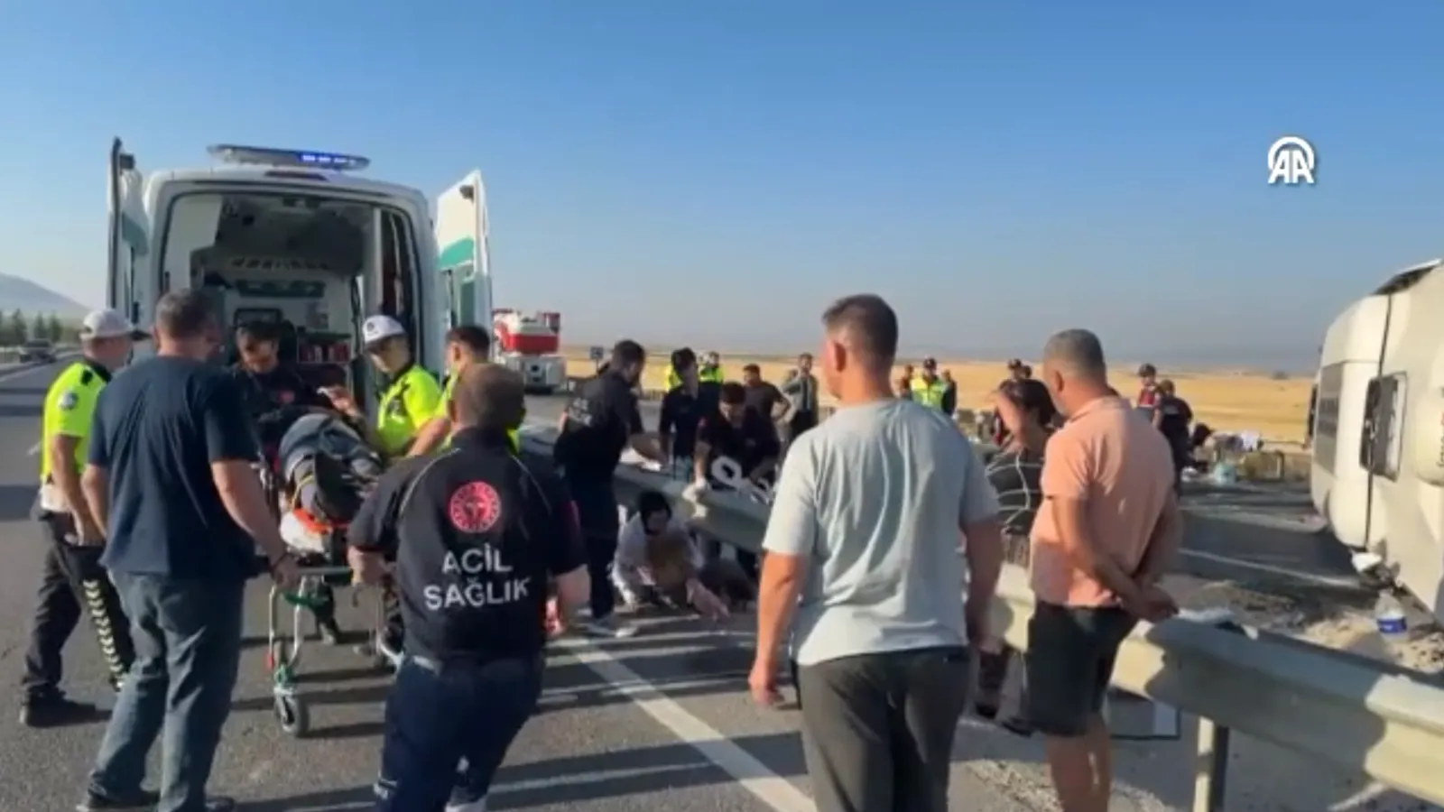 Kütahya’da otobüs kazası: 31 kişi yaralandı, Afyonkarahisar kara yolu trafiğe kapatıldı