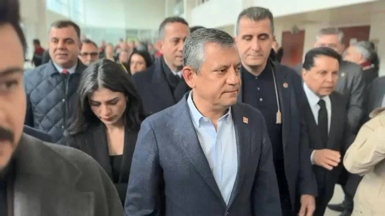 Özgür Özel’den “savunma kısıtlaması” tepkisi: Mahkeme taklidi bile yapmaya çalışmayan bir düzmece kurguyla karşı karşıyayız!
