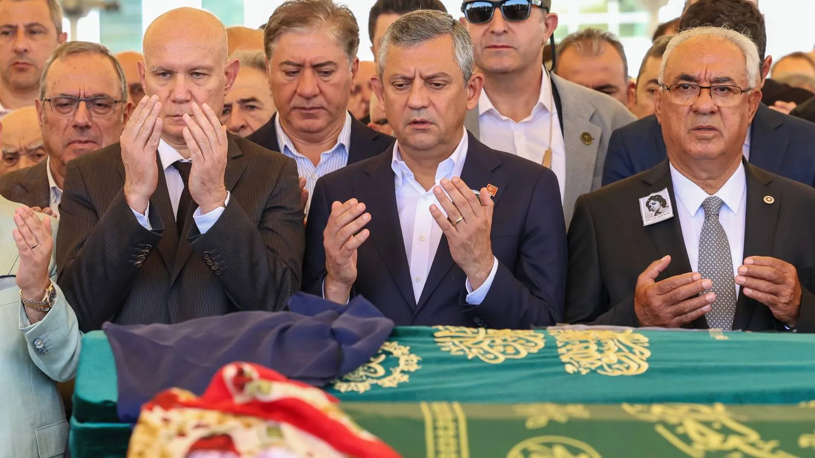 Deniz Baykal'ın eşi Olcay Baykal, Devlet Mezarlığı'nda son yolculuğuna uğurlandı