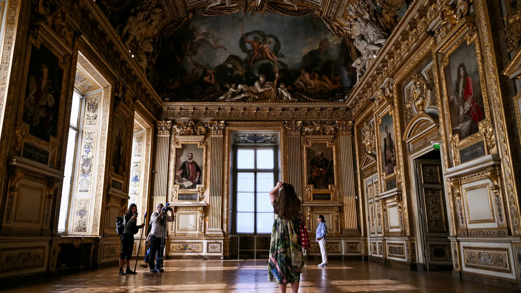 Soyulan Louvre galerisi, milyon dolarlık mücevherler olmadan yeniden açıldı